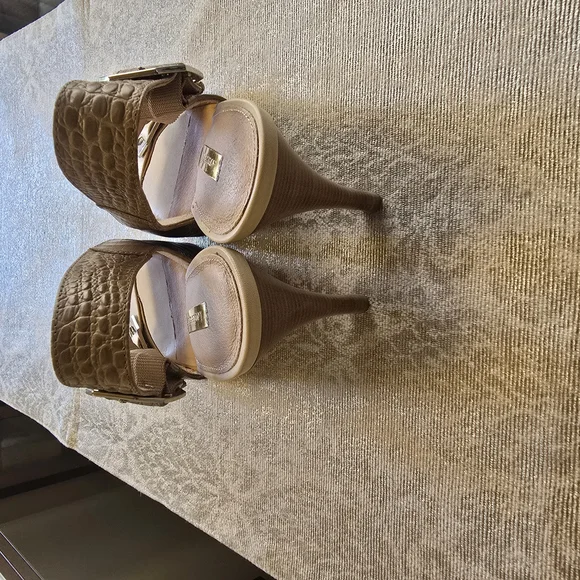 Louise et Cie Tan Cream Heels with Peep-Toe Design - Picture 4 of 6